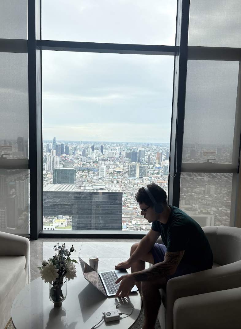 Trabalhando com notebook diante da cidade