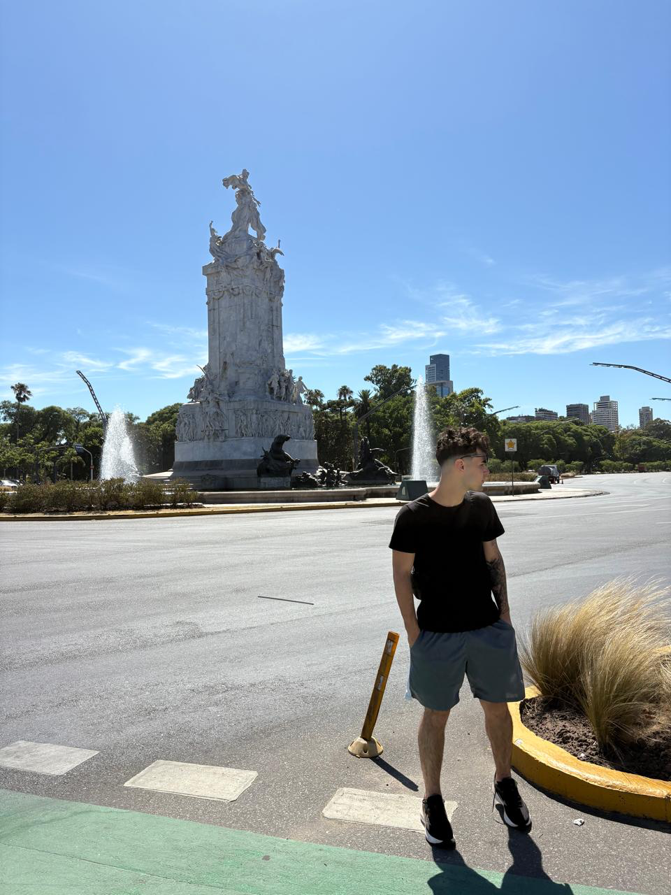 Em movimento diante de um monumento, operando de qualquer lugar do mundo