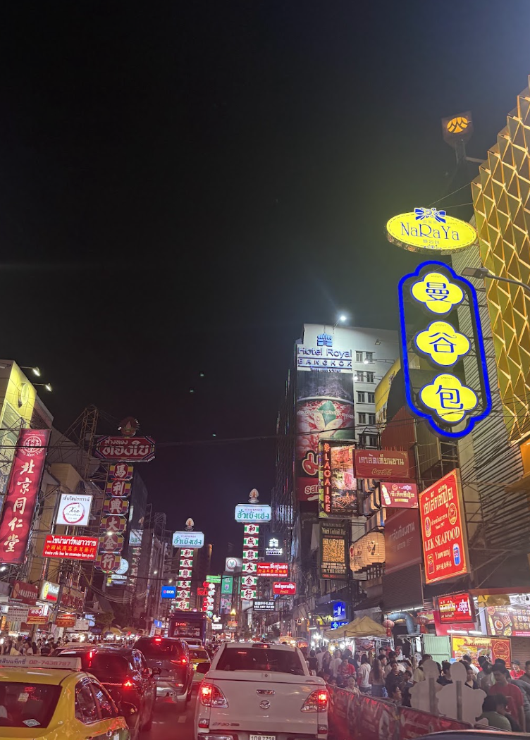 Ruas iluminadas de Bangkok à noite