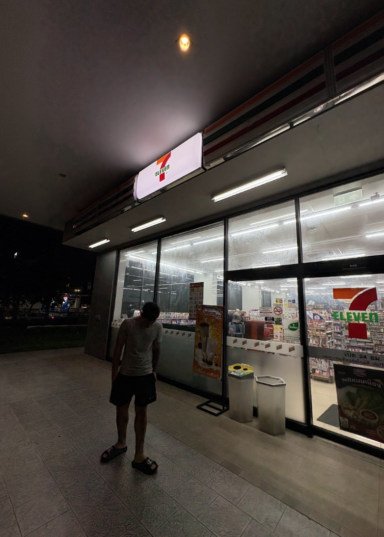 Noite em pé diante de uma loja de conveniência na Ásia