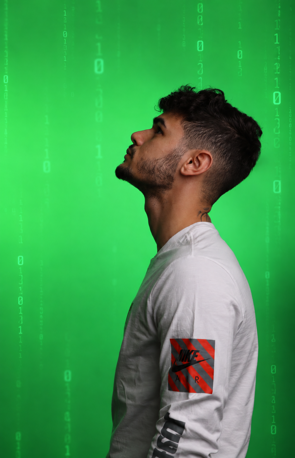 Criador do TikTok KASH em cenário Matrix